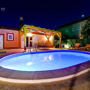 Orange With Heated Pool And Parking Ferienhaus